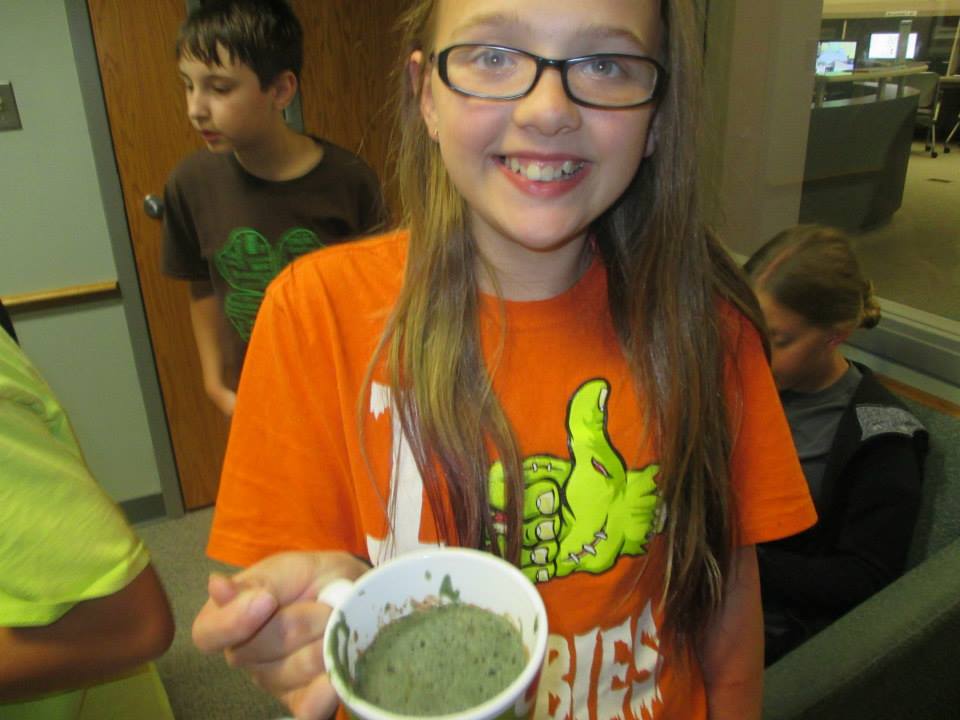 girl with green cupcake